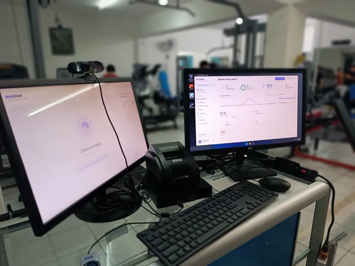 Estación de acceso biométrico y dashboard de RoxifyDesk instalados en Mr Coloso, Playa del Carmen